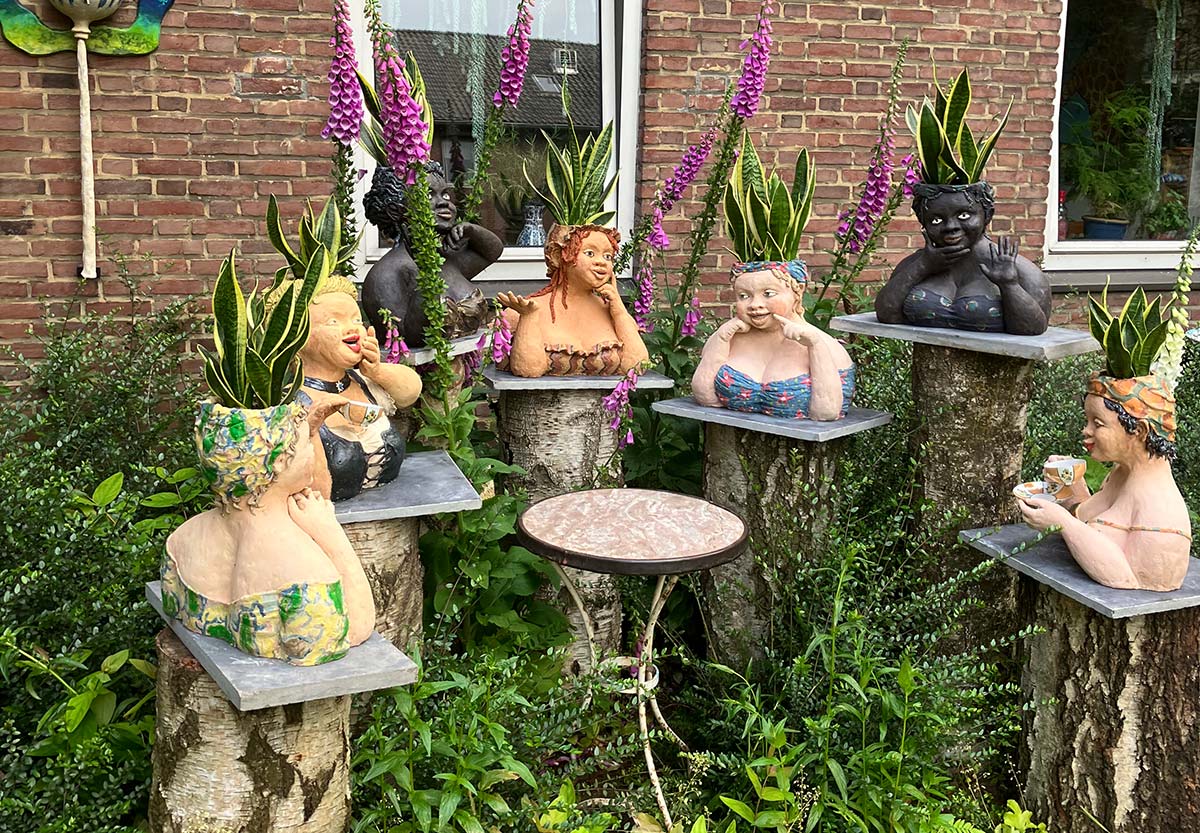 Theekransje, 7 vrouwen samen in de tuin